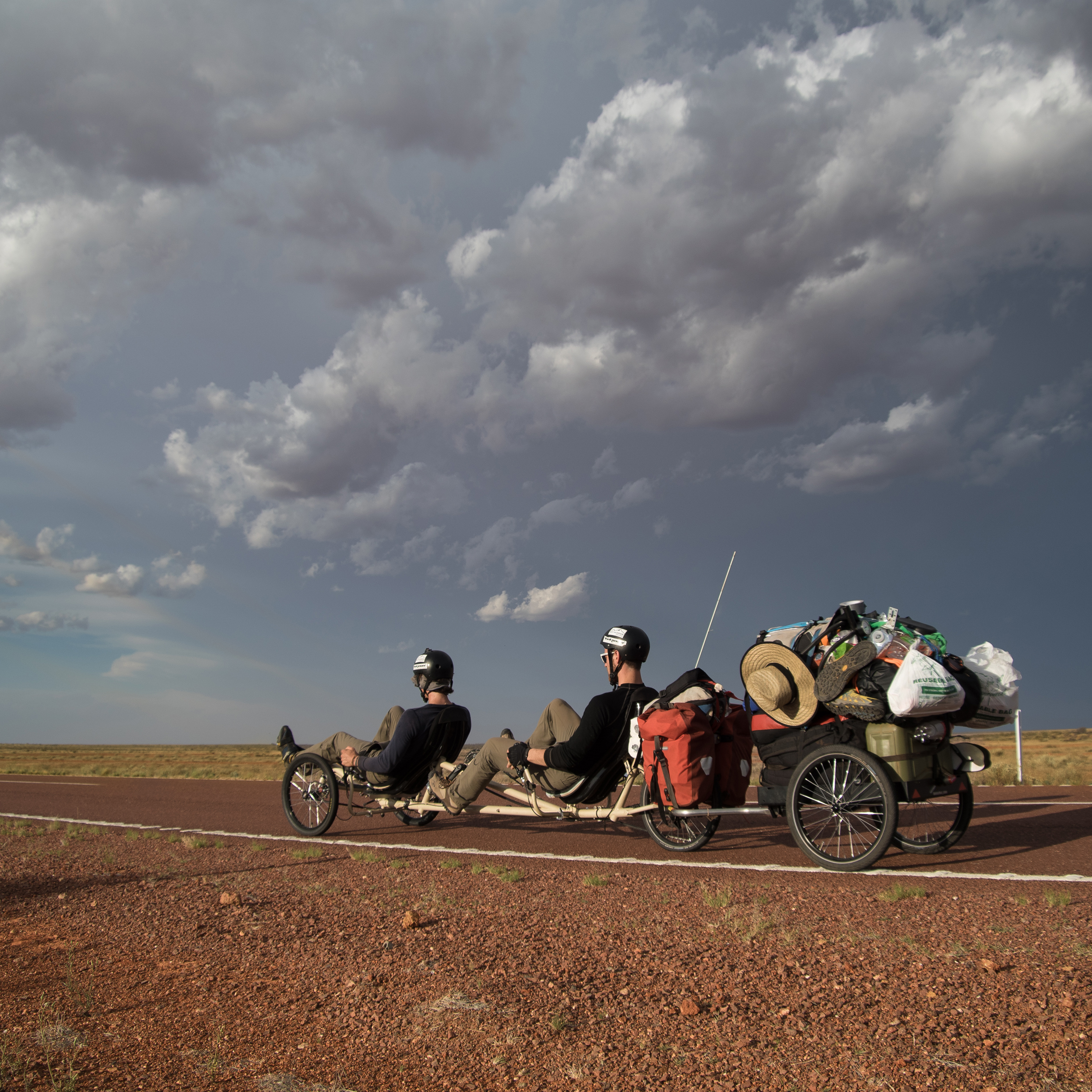 Ein Liegeradtandem mit einem Hintehrer Fahrradanhänger auf großer Radtour durch Australien und das Outback