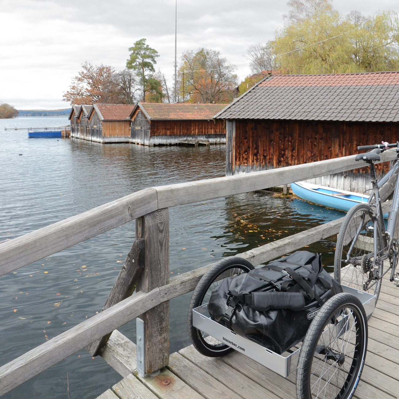 Ein Hinterher Fahrradanhänger mit Ortliebtasche auf einer Radtour um den Staffelsee