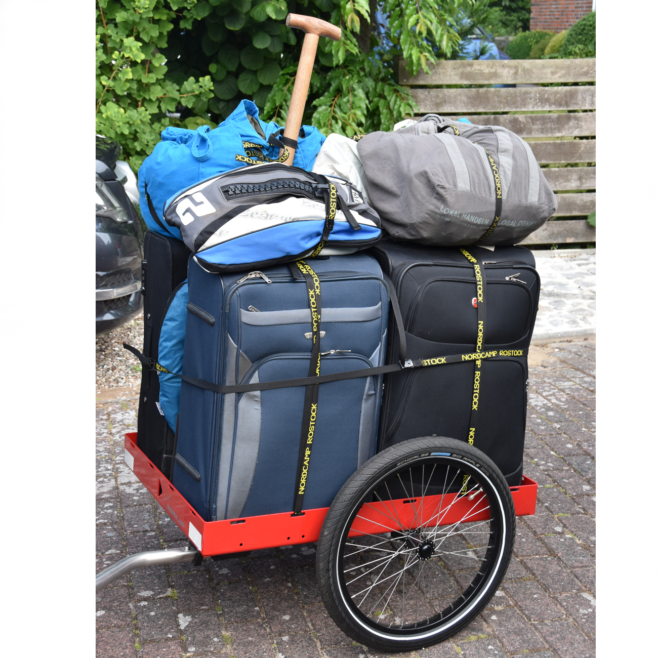 Reisegepäck und Koffer werden mit einem Fahrradanhänger transportiert